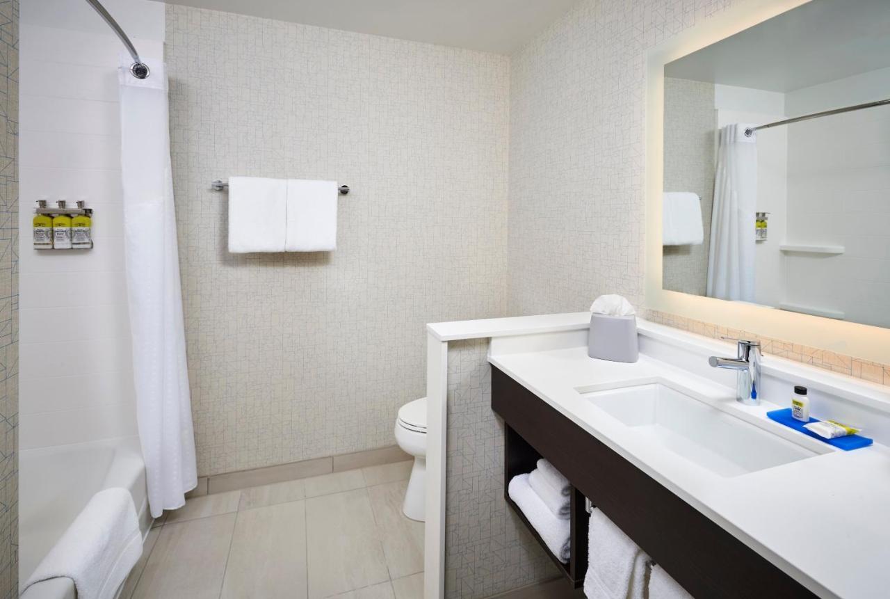 Holiday Inn Express & Suites Windsor East - Lakeshore By Ihg Tecumseh Экстерьер фото